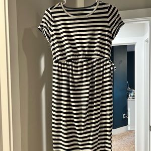 Short-sleeve tie waist maternity dress